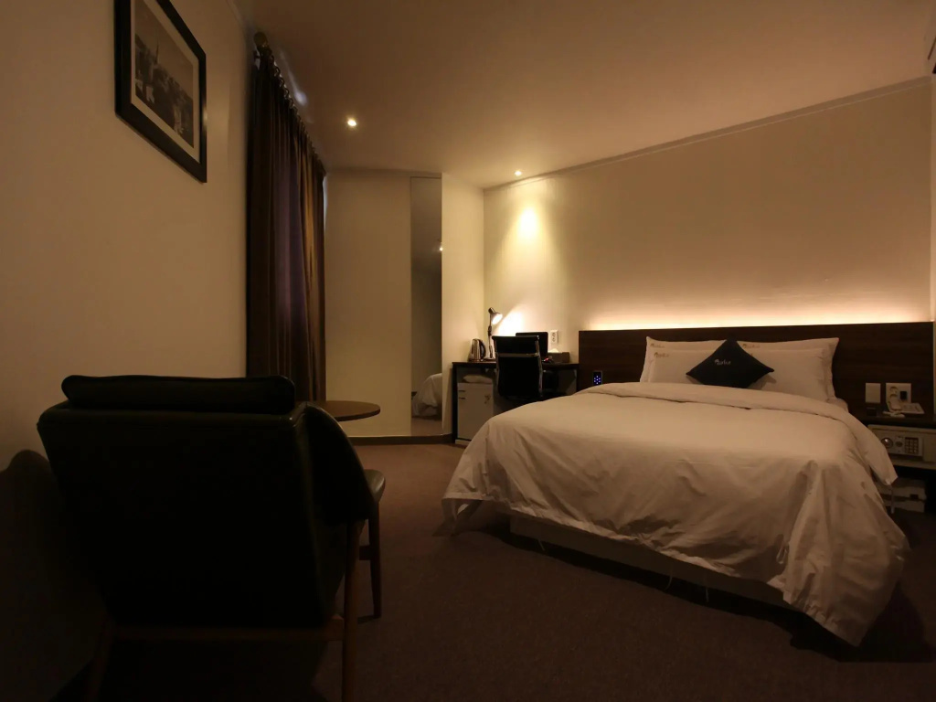 Deluxe Double room (full double bed)