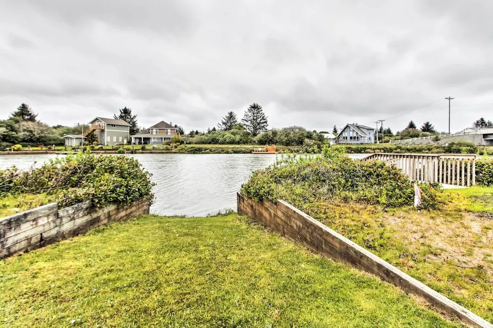Walk to Beach: Ocean Shores House w/ Fireplace