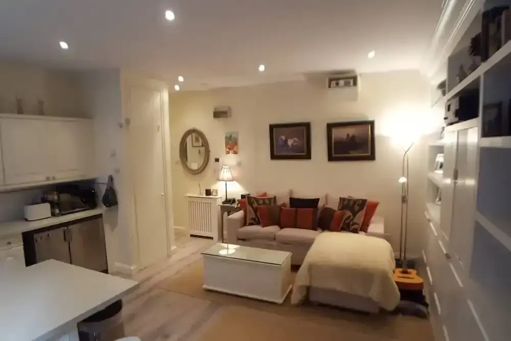 Cosy Central 1 Bedroom Flat with Shared Roof Terrace & Gym