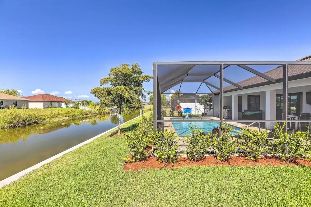 Private Saltwater Pool: Spacious Cape Coral Villa