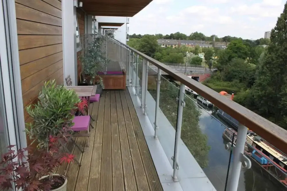 East London 2 Bed Flat With Balcony