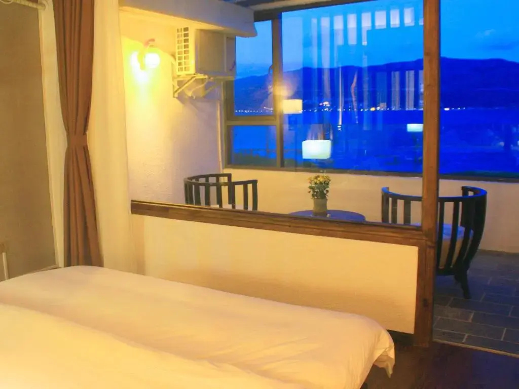 Standard Double room with lake view (full double bed)