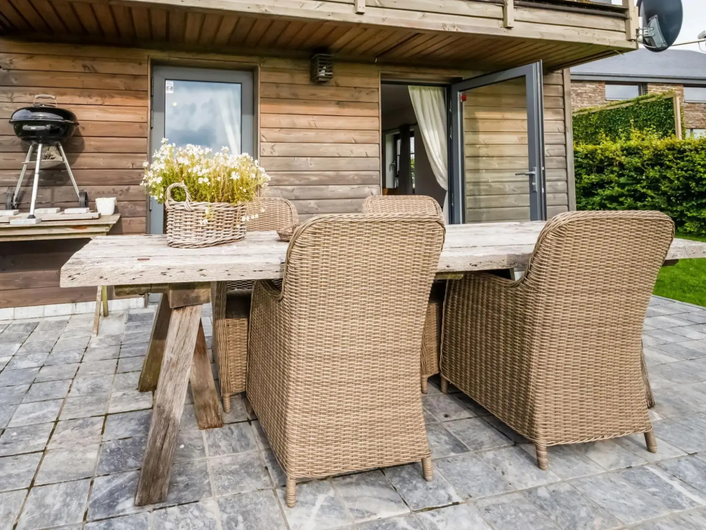 Tranquil Holiday Home in Mont with bubble bath, Terrace, Garden