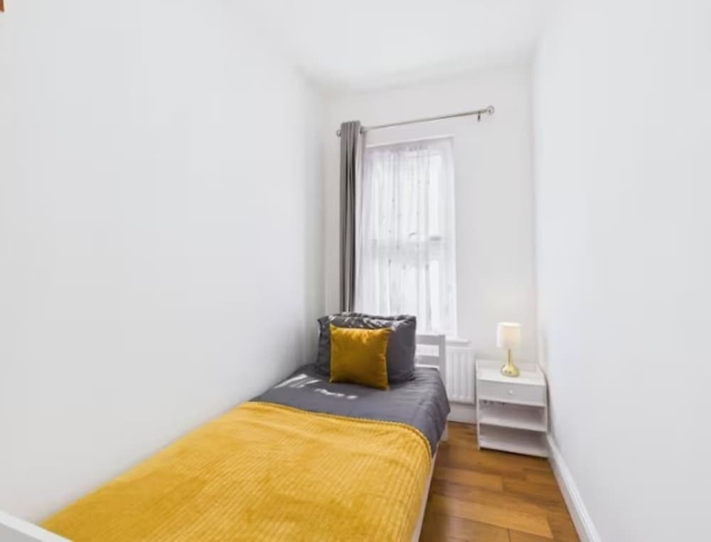 4BR London Home Piccadilly Line Sleeps 9