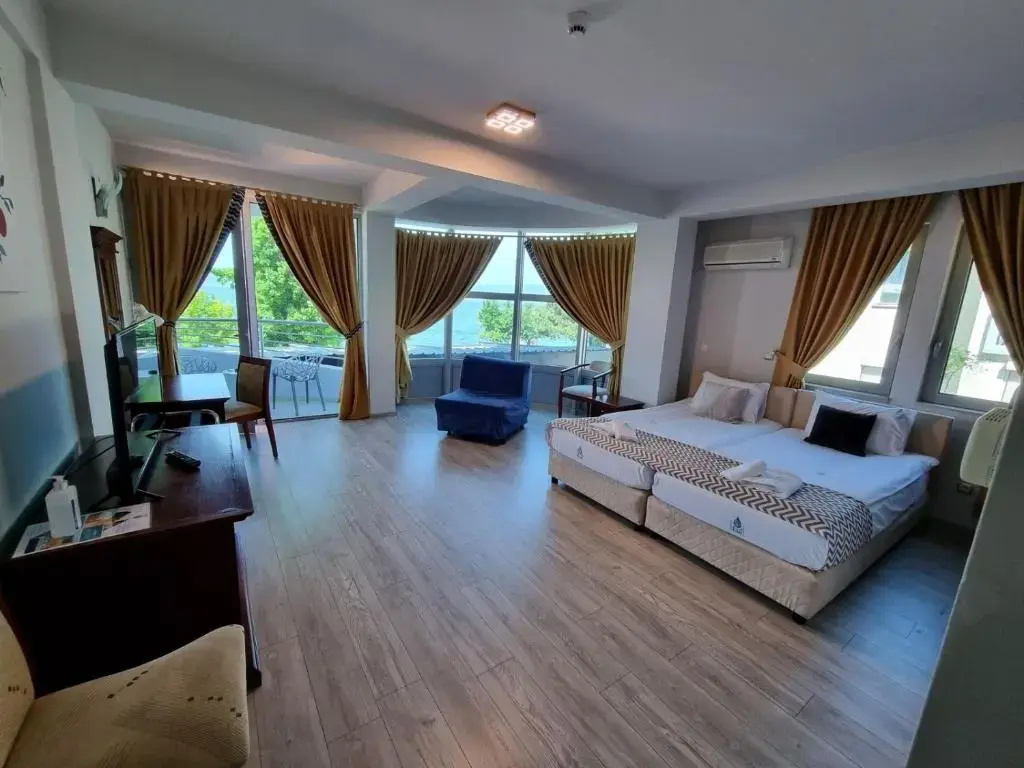 Superior Double room with balcony and with lake view (full double bed)