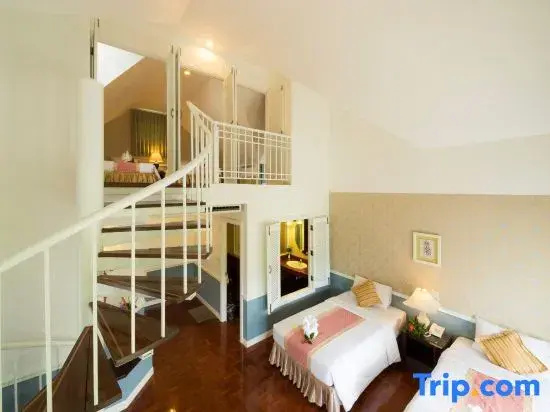 Deluxe Family room with lake view