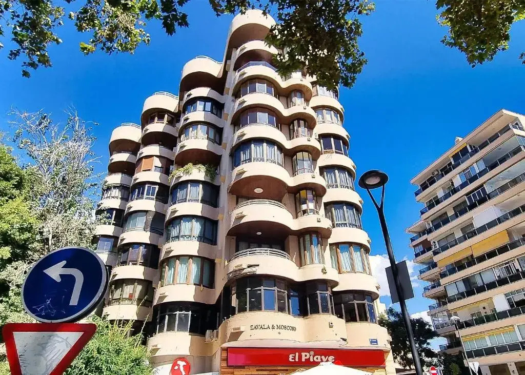 Spacious Renovated 1-Bedroom Apartment in Marbella Center with Parking