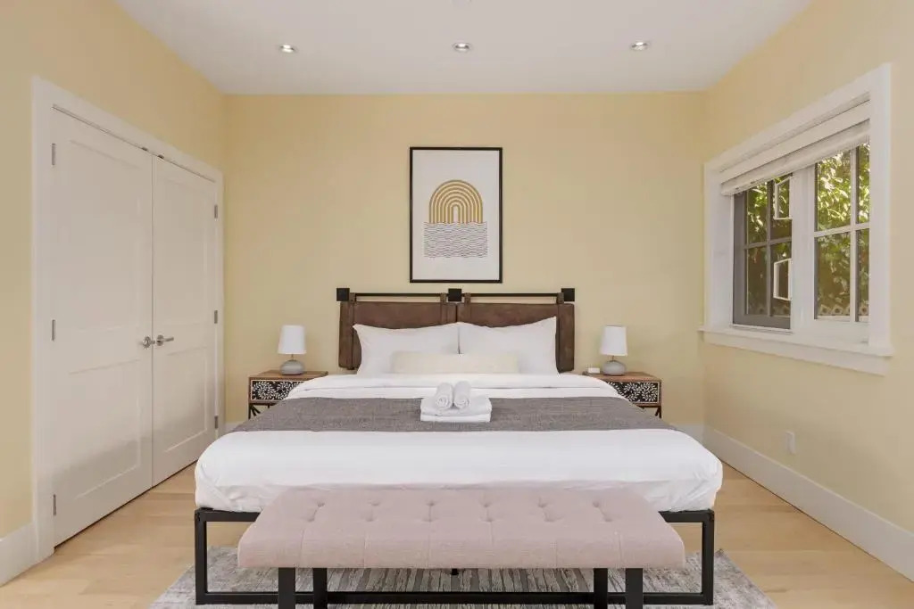 Stunning 3 Bedroom Secondary Suite N Van - фото 6