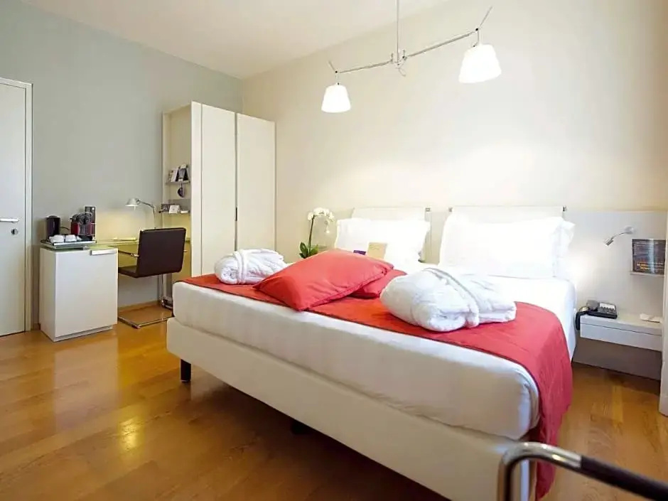 Superior Double Suite (full double bed)