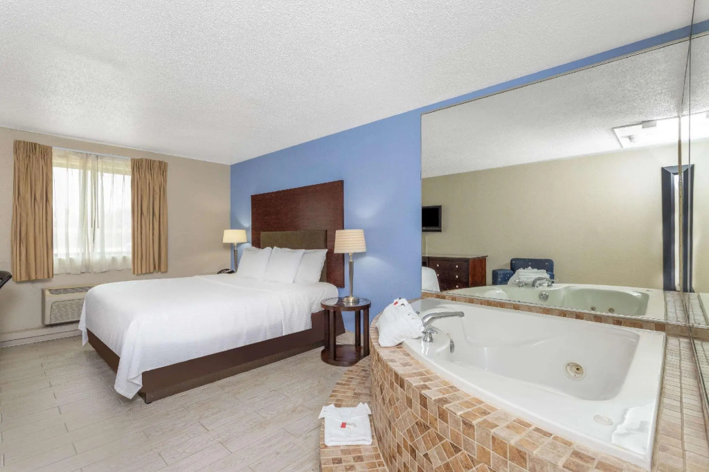 Deluxe Double Suite (full double bed)