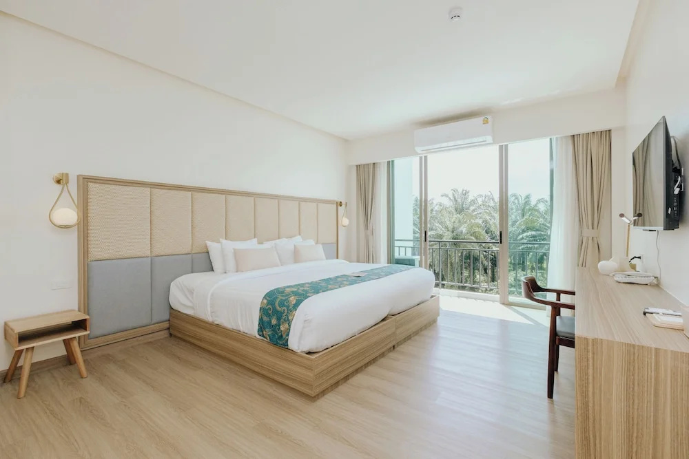 Superior room with pool view