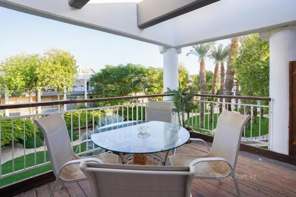 Apartment with garden view