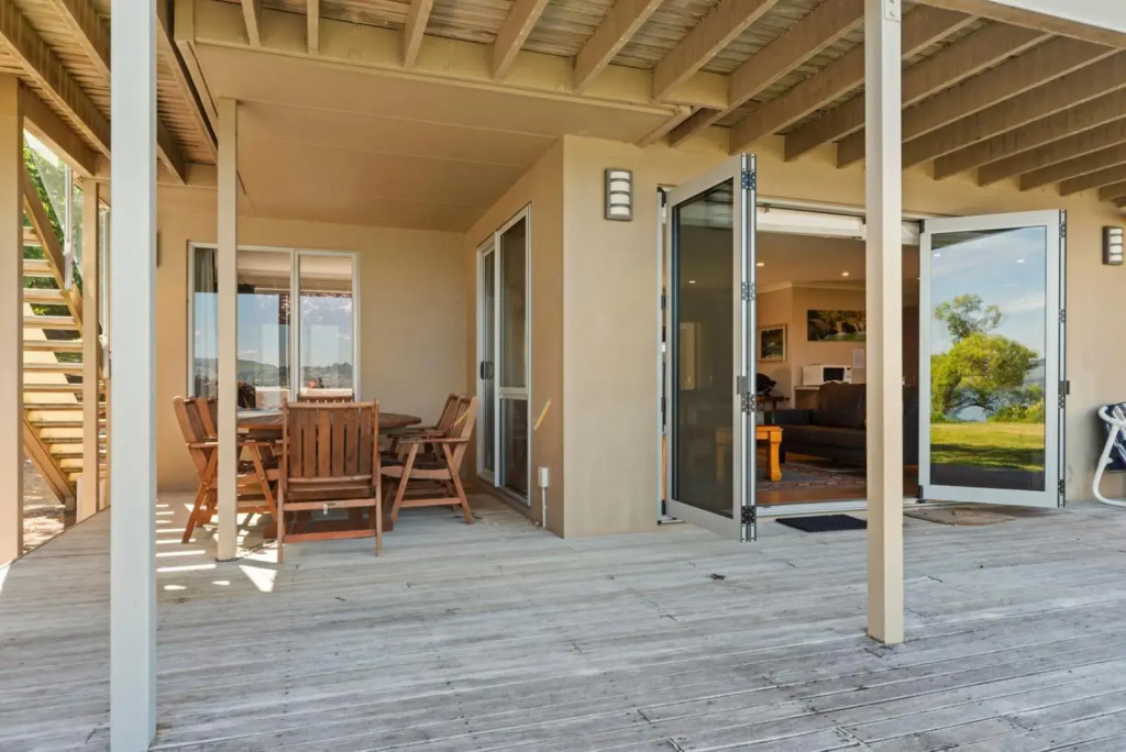 Lakeside Vistas Magic - Rainbow Point Holiday Home on the Waterfront