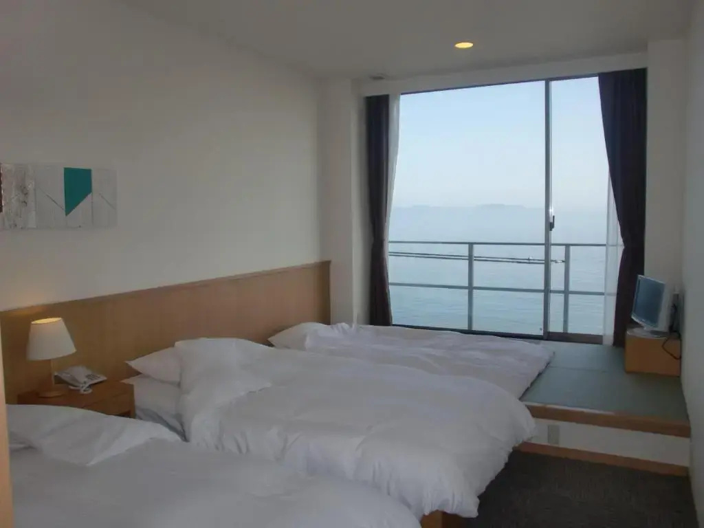 Standard Triple room with sea view