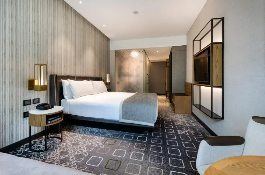 Classic Double Club room with city view (full double bed)