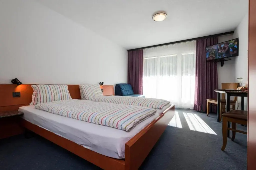 Double room (full double bed)