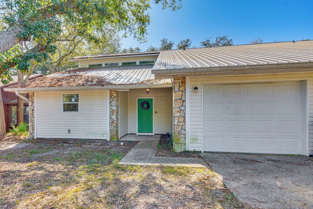 Cottage Vibes in Shalimar! Pet-friendly Townhome