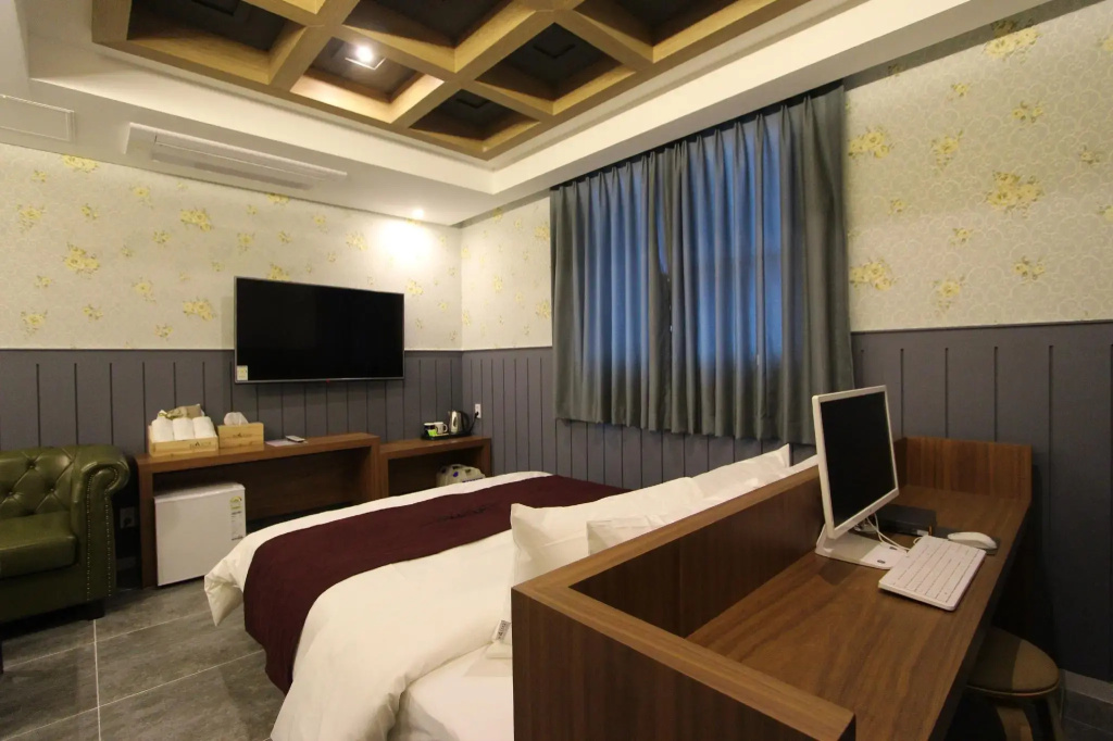 Standard Double room (full double bed)