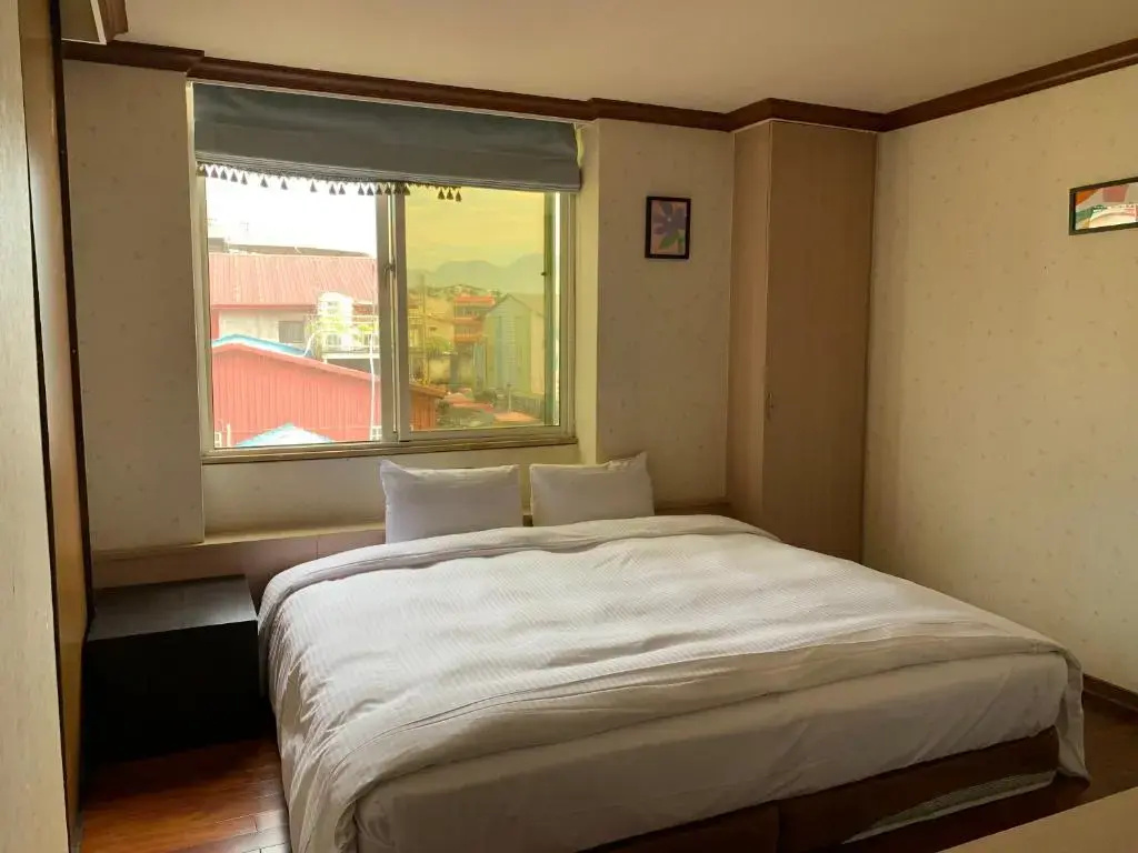 Deluxe Double room (full double bed)