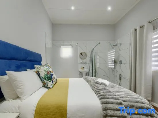Stylish Woodstock Home, 2 Bedrooms, 2 Baths · Courtyard
