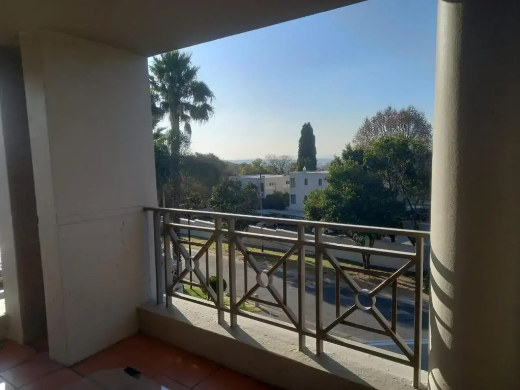 Mount Royal 09 - Large 1 bed with balcony
