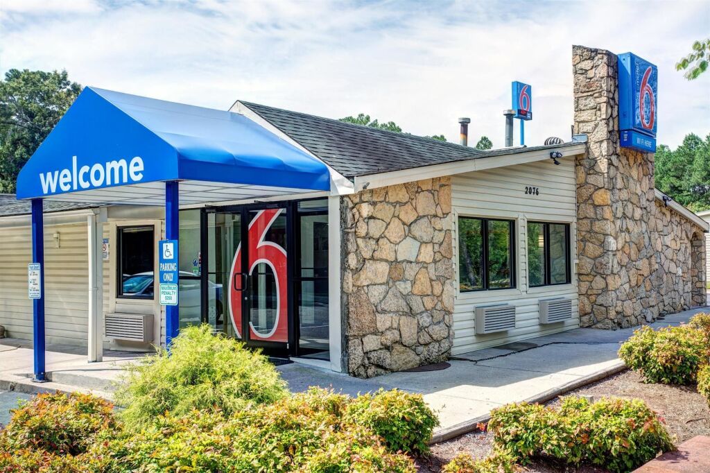 Travelodge by Wyndham Fayetteville image