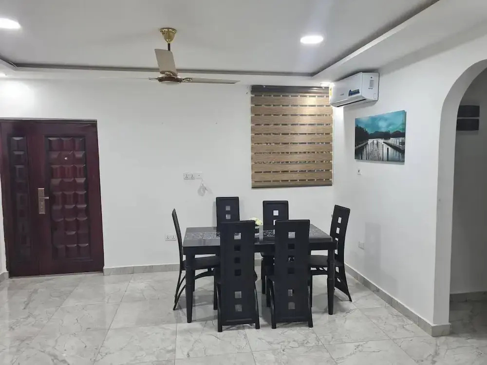 Spacious, Quiet & Cozy- Close to Highway-parking