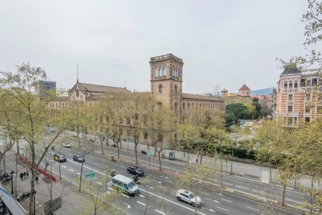 Amazing 5 bedrooms 5 bathrooms by Plaza Catalunya