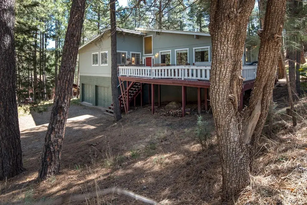 1st Wood N' Box Lodge - Three Bedroom Cabin