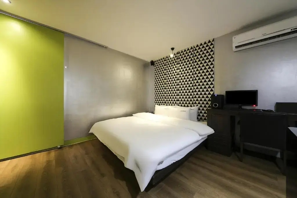 Standard Double room (full double bed)