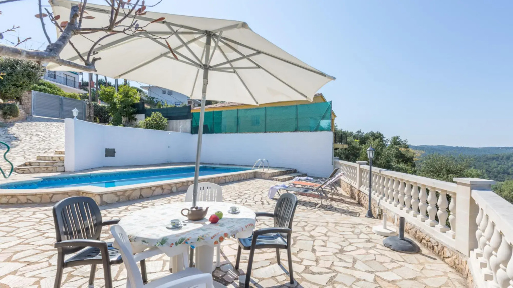 Mari in Vidreres with 6 bedrooms and 2 bathrooms