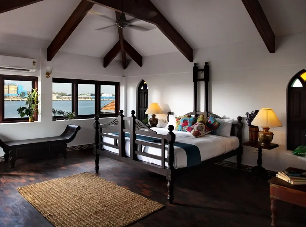 Presidential Double Suite full double bed