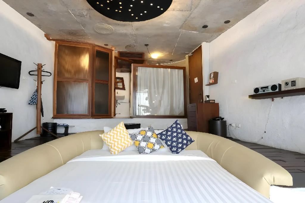 MO Rooms by null