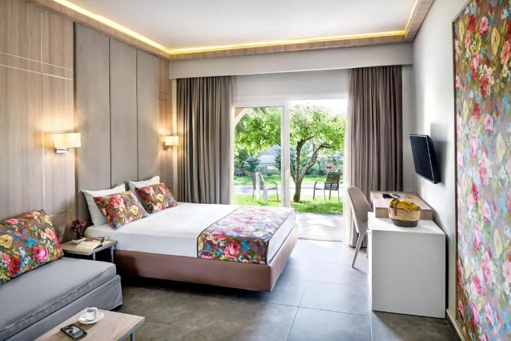 Deluxe Double room with garden view (full double bed)