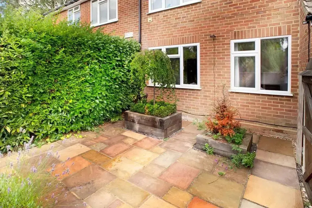Sunninghill Village - 2 Bed - Parking and garden