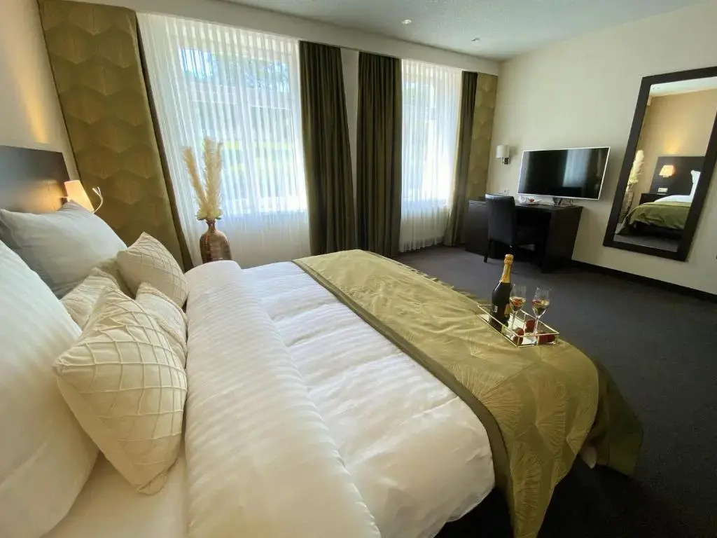 Deluxe Double room (full double bed)