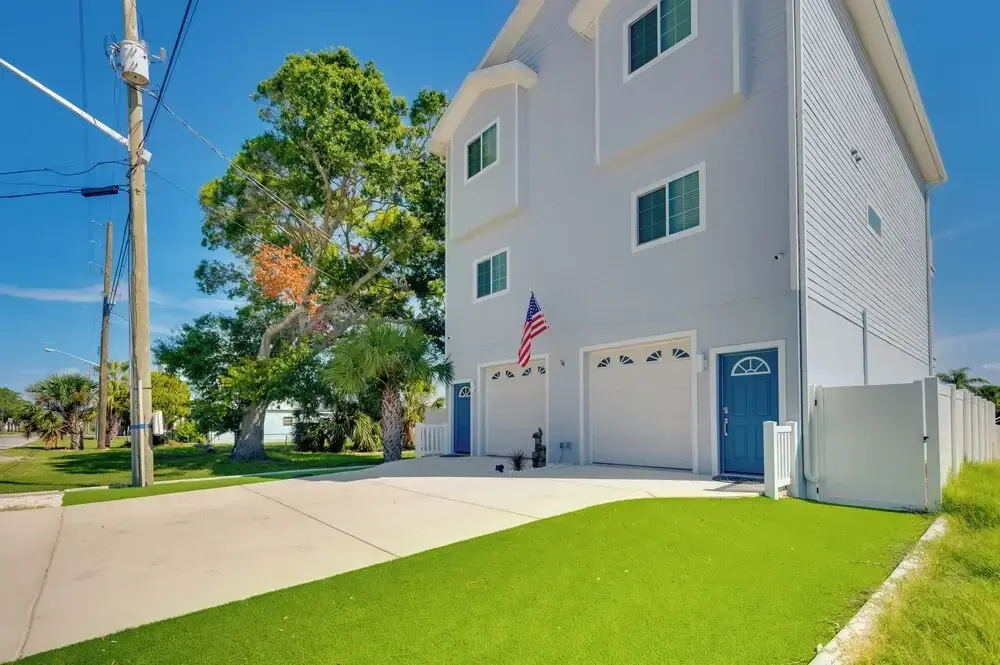 Walk to Beach! Waterfront Hudson Townhome