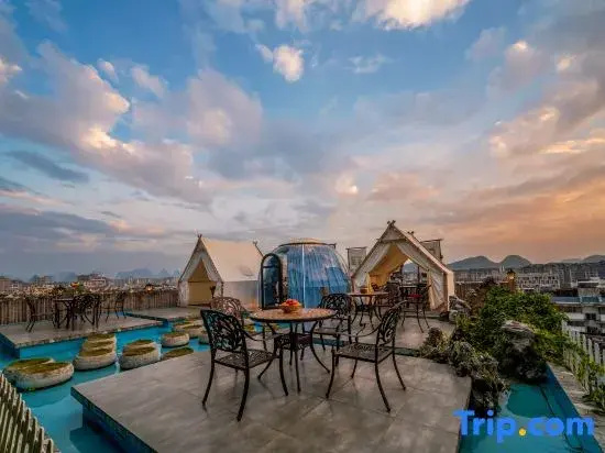 A thousand purple and red roof garden hotel (Guilin Liangjiang Sihu Scenic Area)