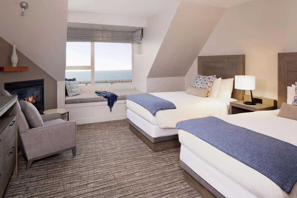 Deluxe Quadruple room with bay view