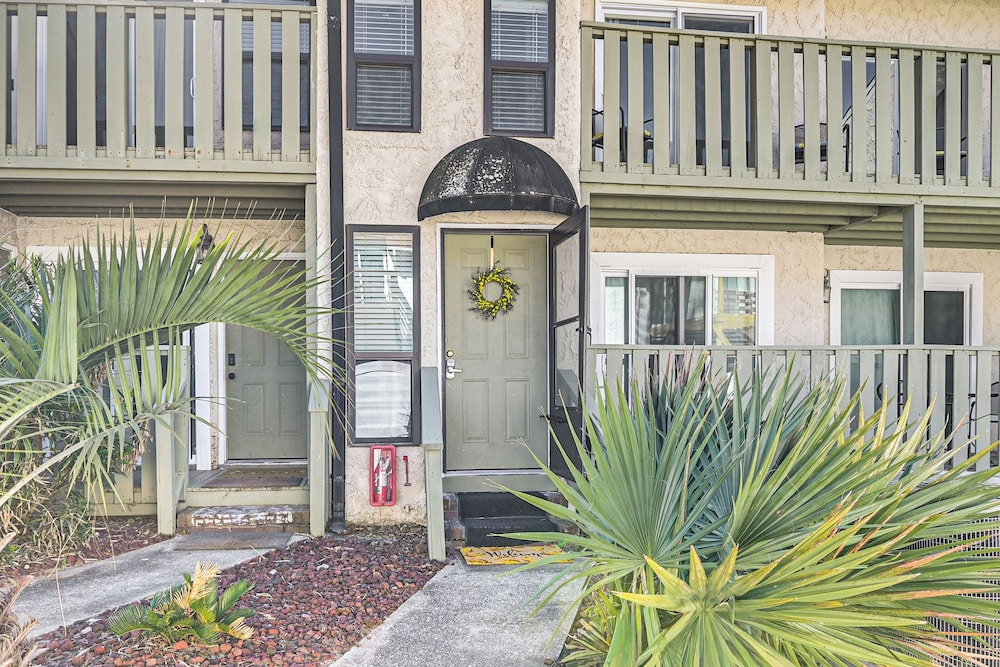 Myrtle Beach Condo: Balconies, Walk to Beach!