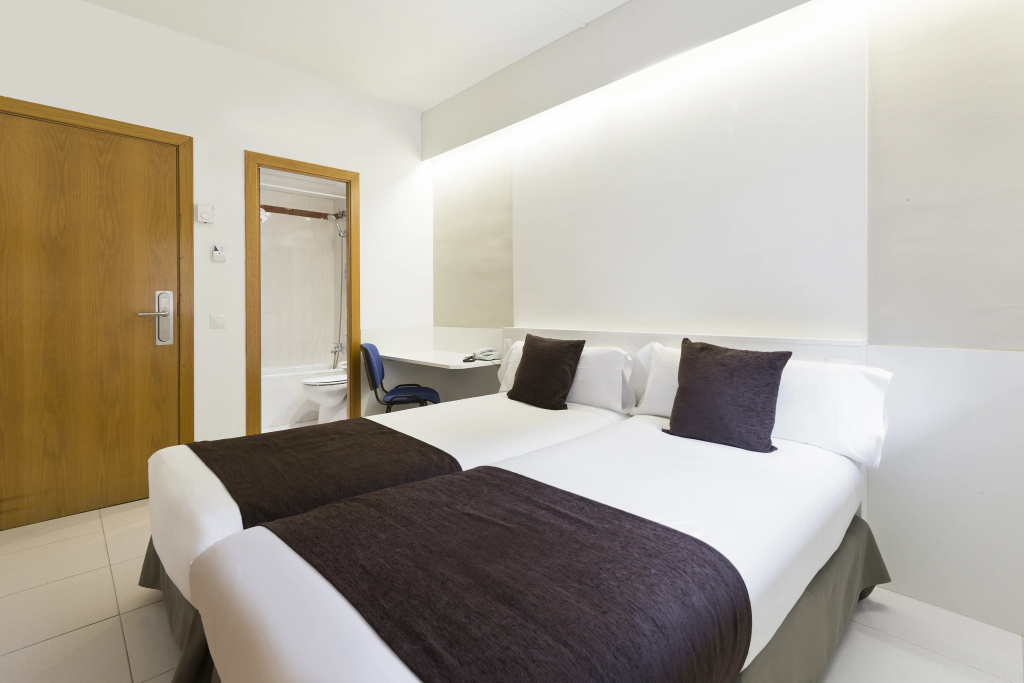 Отель Hotel & Apartments Travessera в Барселоне