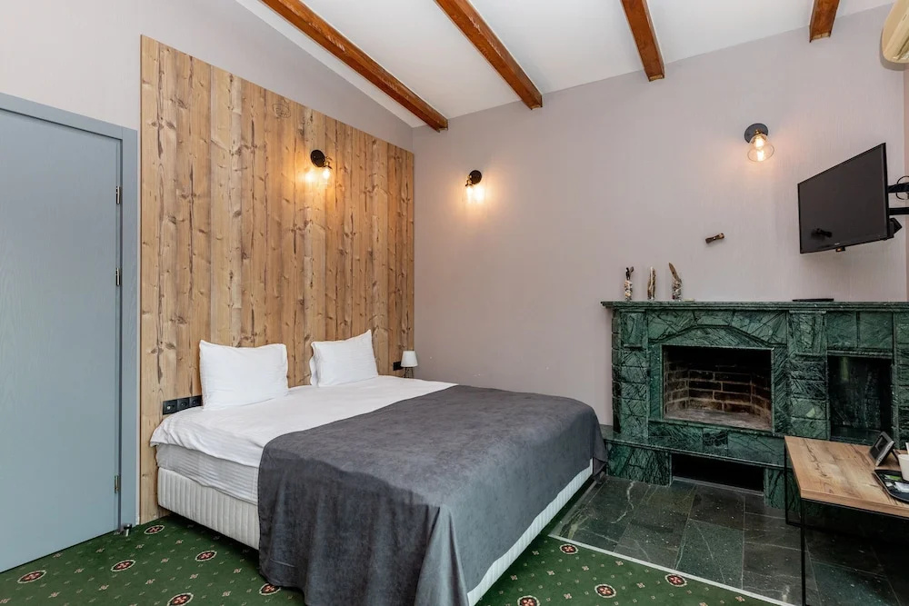 Deluxe Double room (full double bed)