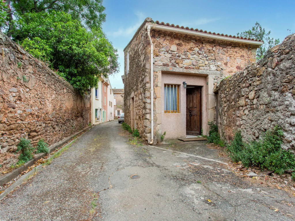 Tranquil holiday home in Cébazan with private pool