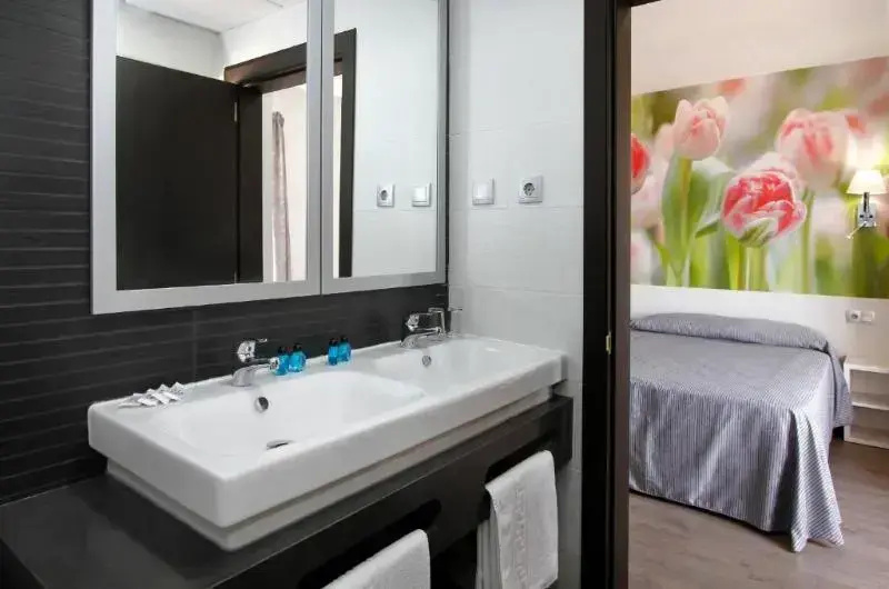 Standard Quadruple room with balcony and with sea view