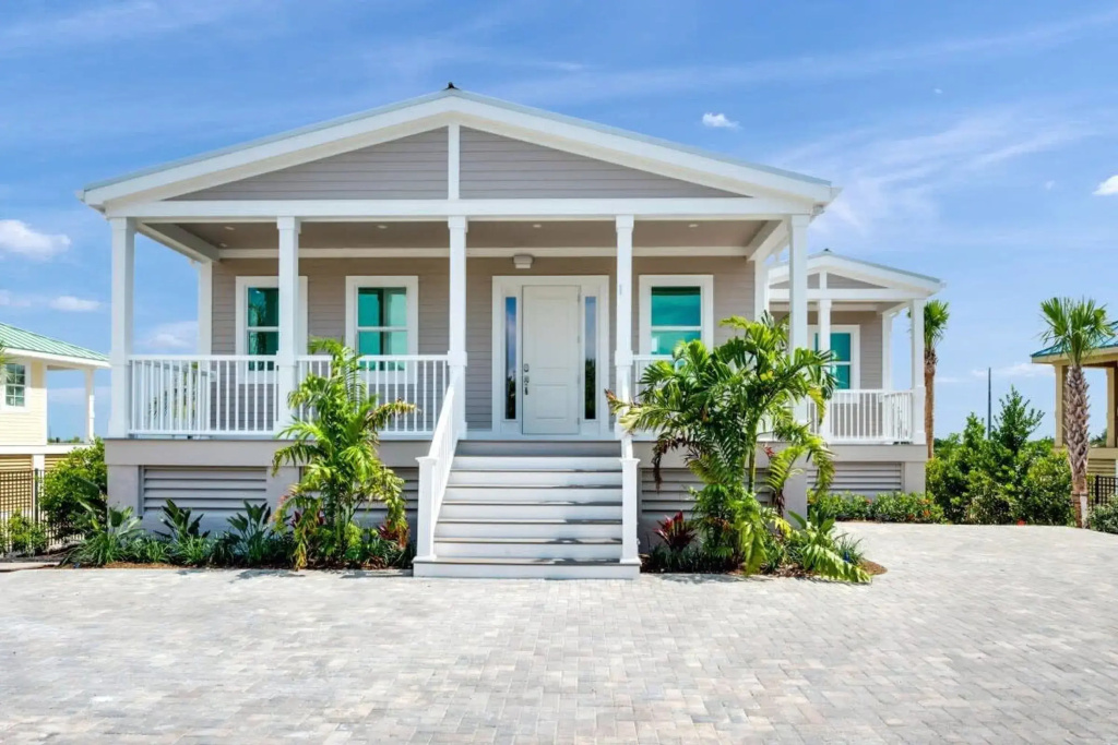 Aquaria House by Brightwild Pool Boat Dock