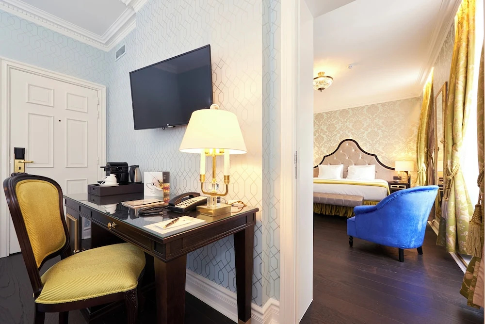 Double Junior Suite (full double bed)