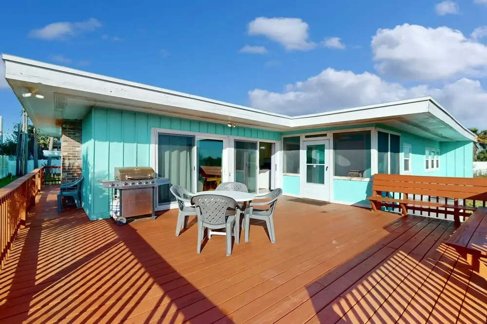 Ocean Paradise Bright Home With Spacious Deck, Beach Access, Central AC & Wifi