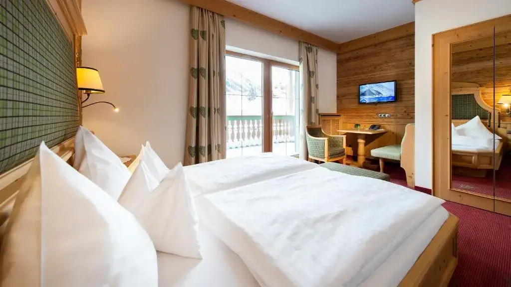 Deluxe Double room with balcony (full double bed)