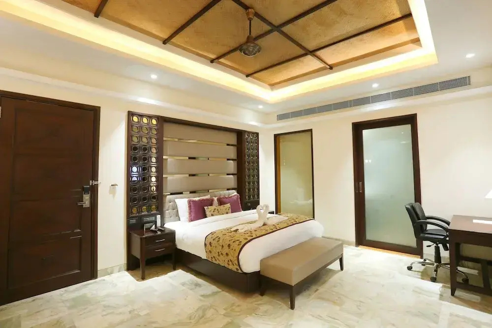 Double Suite with pool view (full double bed)