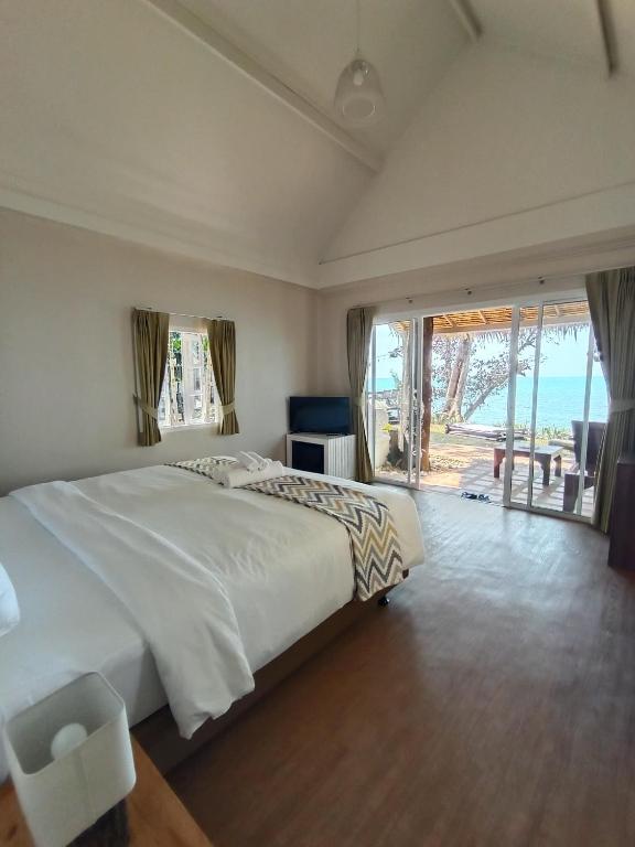 Бунгало с видом на воду в Saffron on the Sea Resort (SHA Certified)